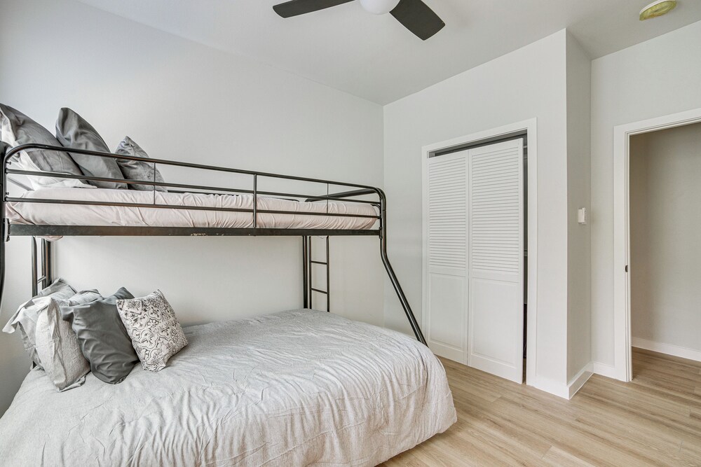 3 Mi to Dtwn Dallas: Pet-friendly Retreat w/ Yard