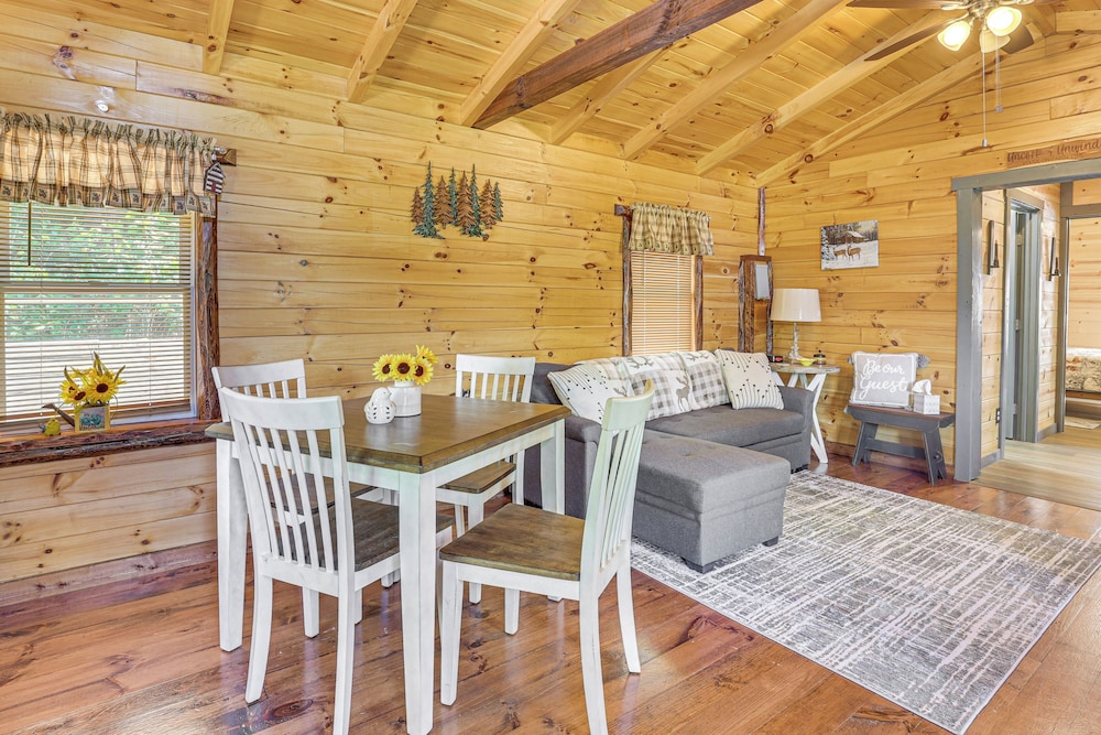 Charming Couples Cabin on 40 Acres in Zanesville