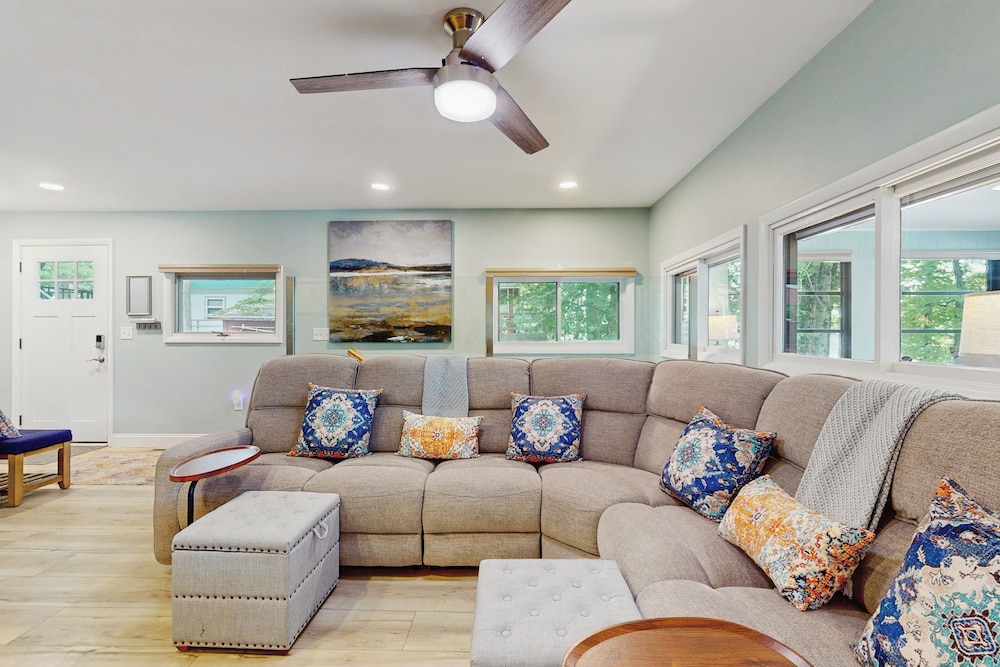 2 BR Lakefront House w/ Hot Tub in ADK Park