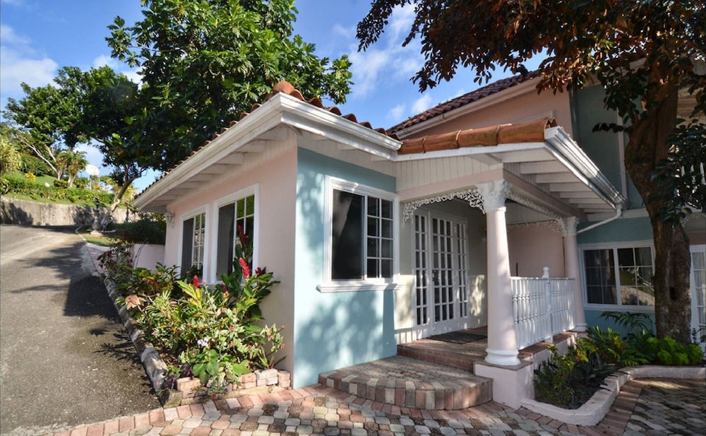 Hotel Tropical Lagoon Resort - Image 1