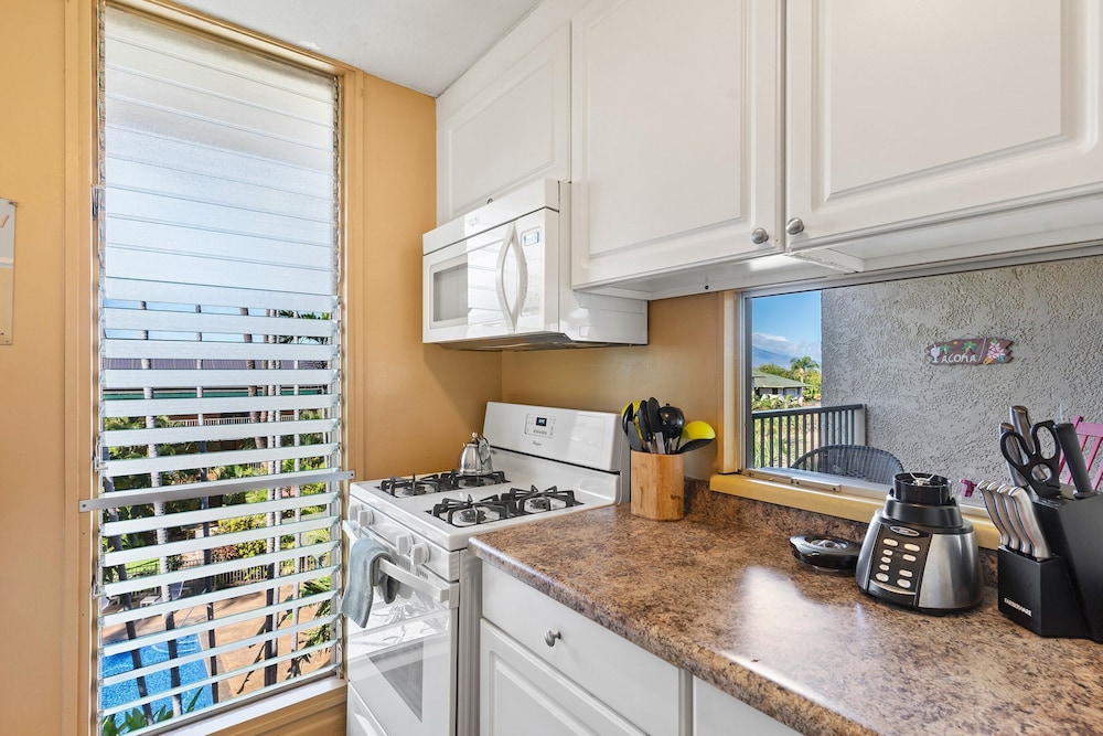 Kalama Terrace P-307 - 3rd-floor Walkup, 7 min Walk to Charley Young Beach, AC!