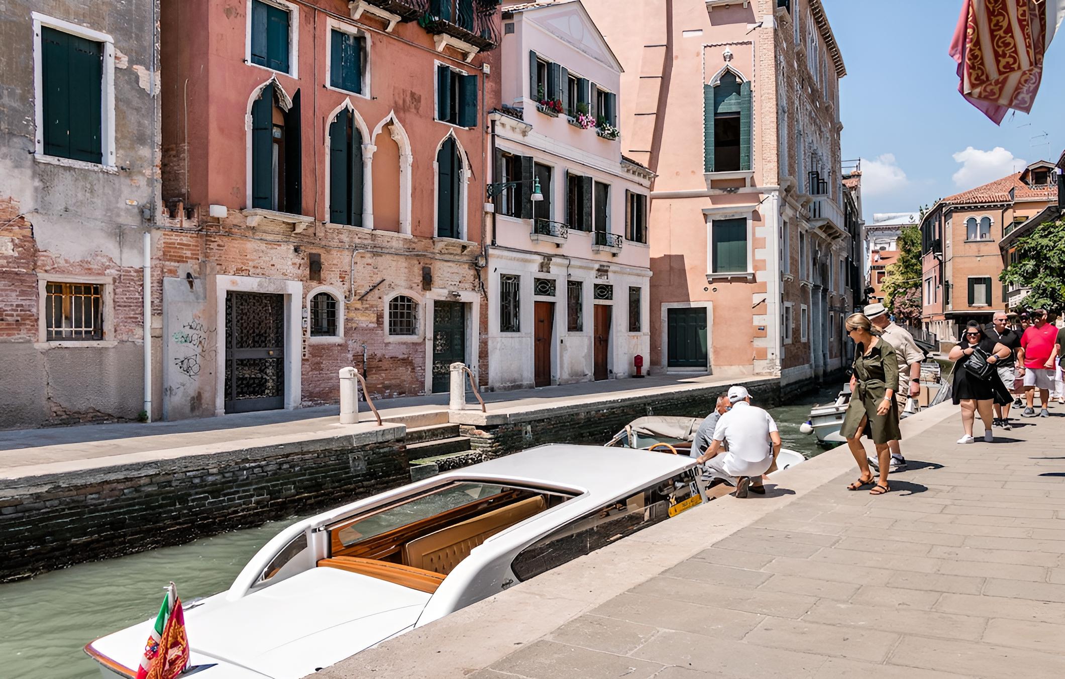 20 Windows on Venice