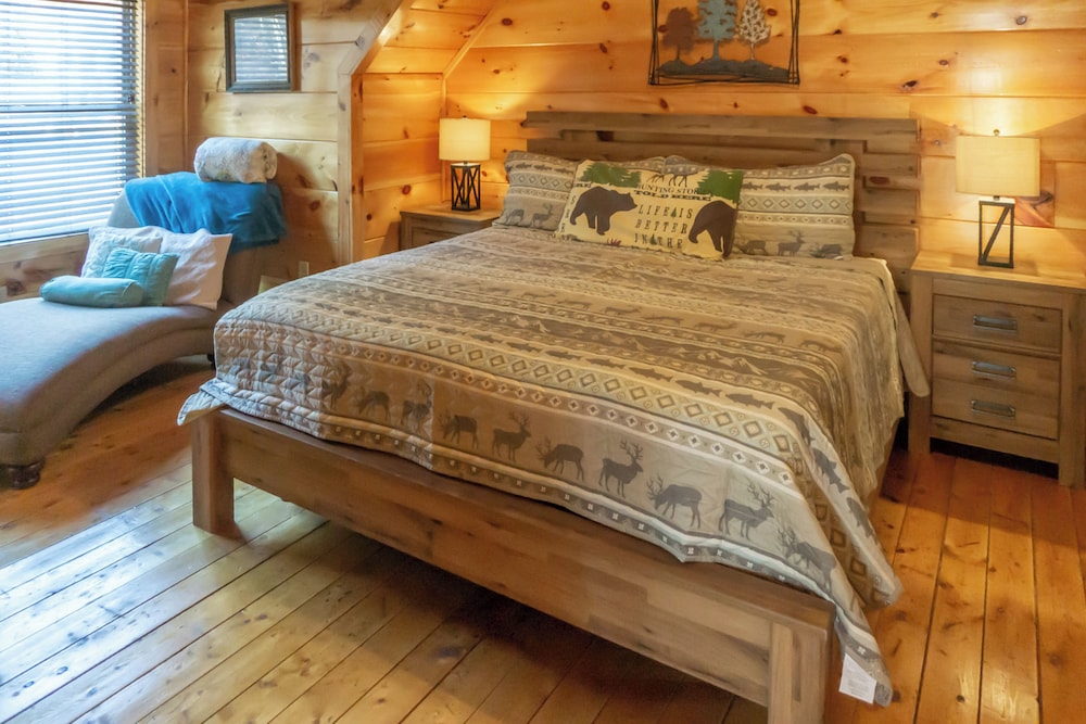 2 BR Pigeon Forge Home w/ Porch & Hot Tub