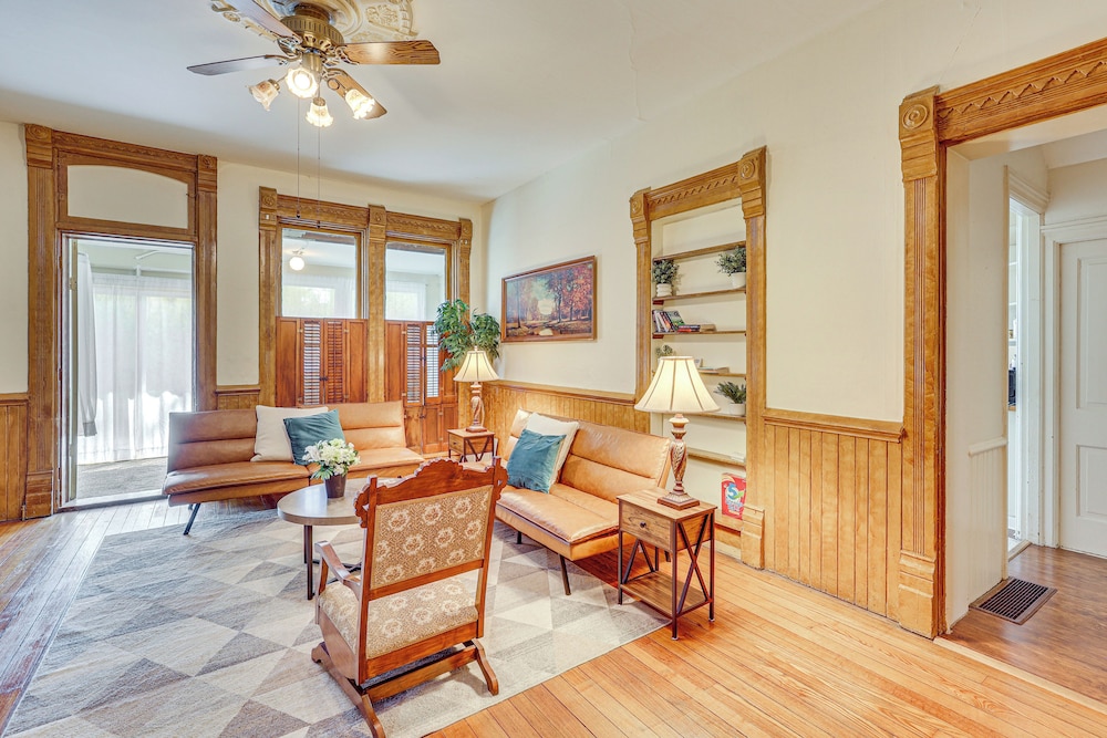 Walk to Medina Public Square: 1880 Historic Home