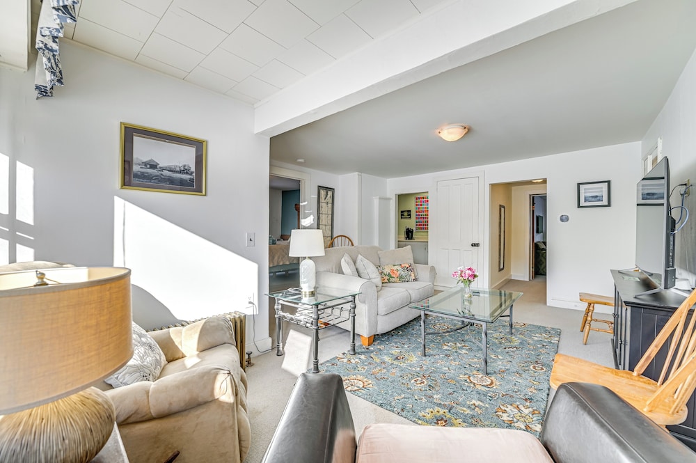 Walk to Town & River: Cozy North Creek Cottage