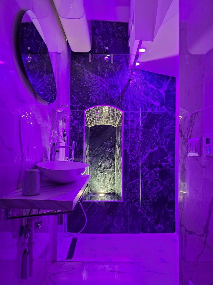Room in Guest Room - Roma Jacuzzi Mirror Suite