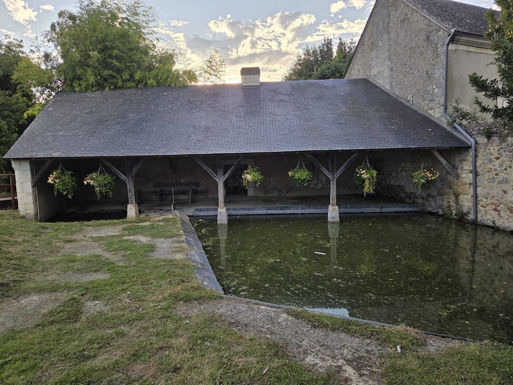 AU PIED DU LAVOIR