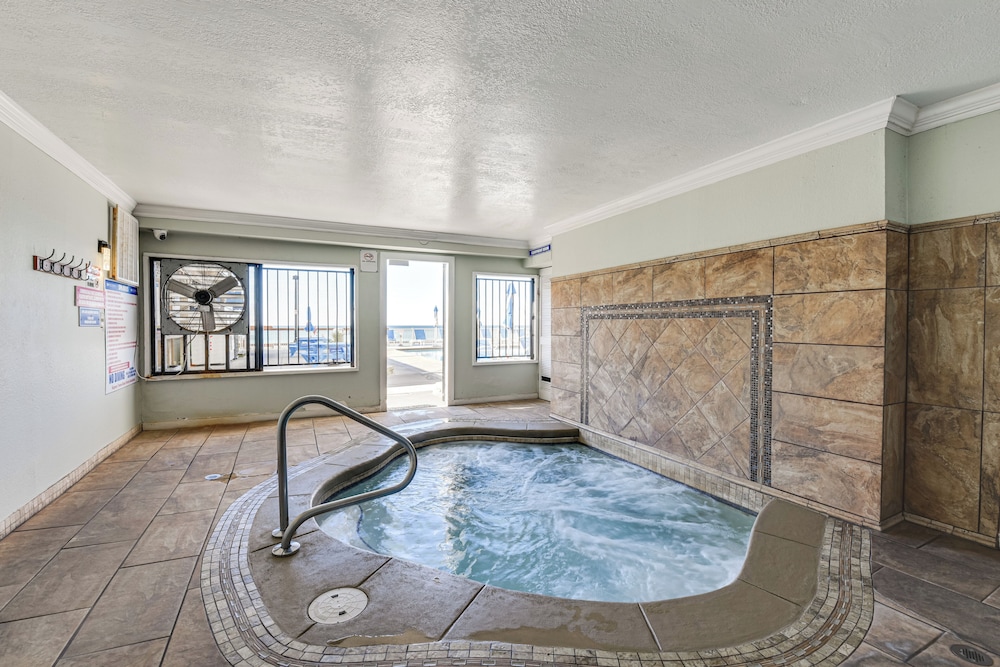 Beach & Pool Access: Regency Towers Condo in Pcb!