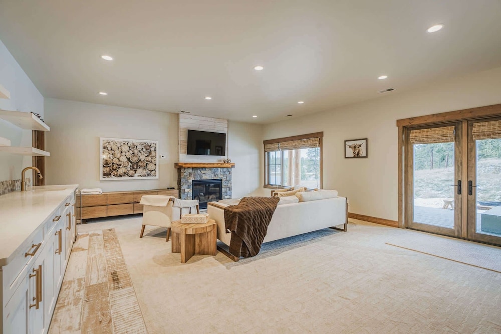 Wilderness Club Escape For 14!