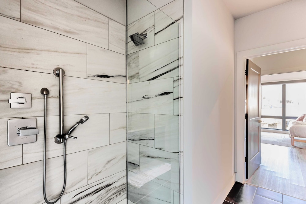 Sleeps 24 4 Modern Midtown Apartments w/ Gym + Pool Walkable to Shops & Eats