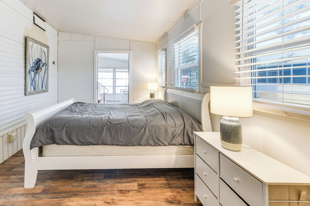 Resort Amenities, 7 Mi to Dtwn: Sarasota Home!