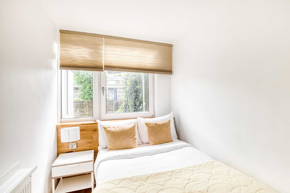 Homely 4 Bedroom House in Brixton
