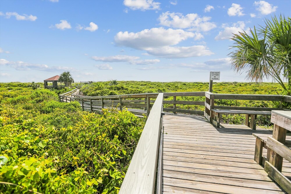 Beachside Bliss: 3BR Coastal Condo w/ Pools & Patio in St. Augustine