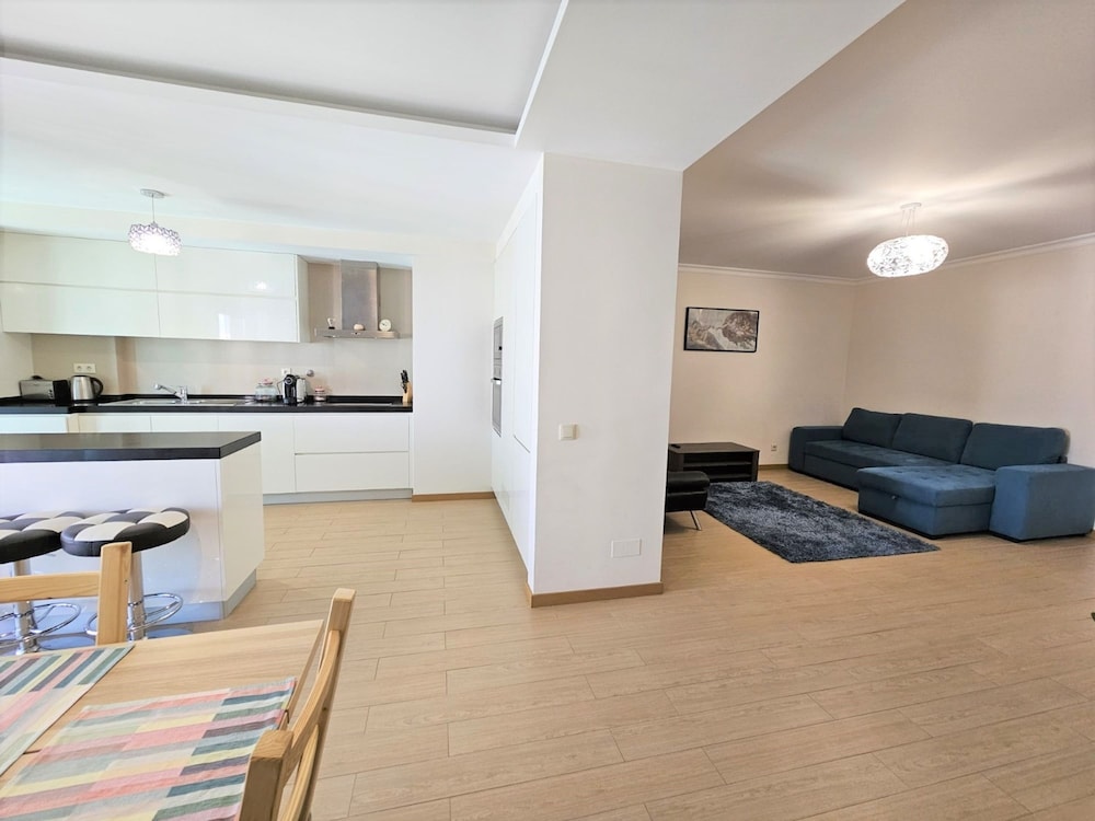 Rocha Prime Center Garage Flat