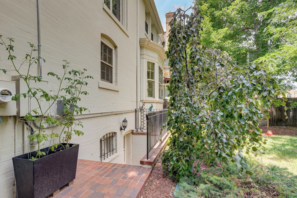 Walkable Apt w/ Off-street Parking in Cheesman!