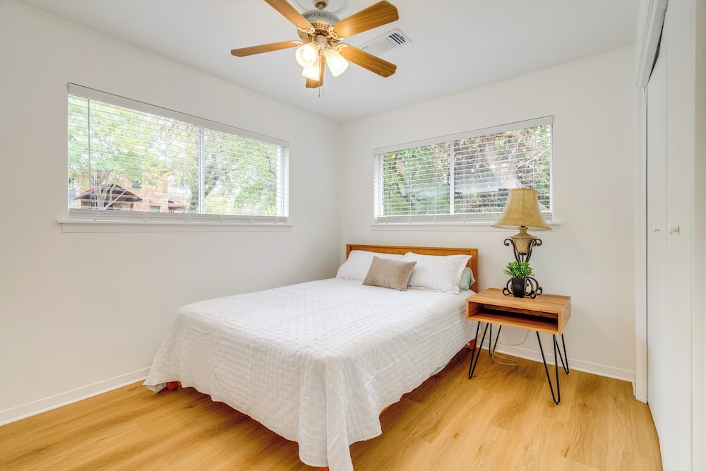 1/2 Mi to UT Austin Campus: Well-equipped Duplex!