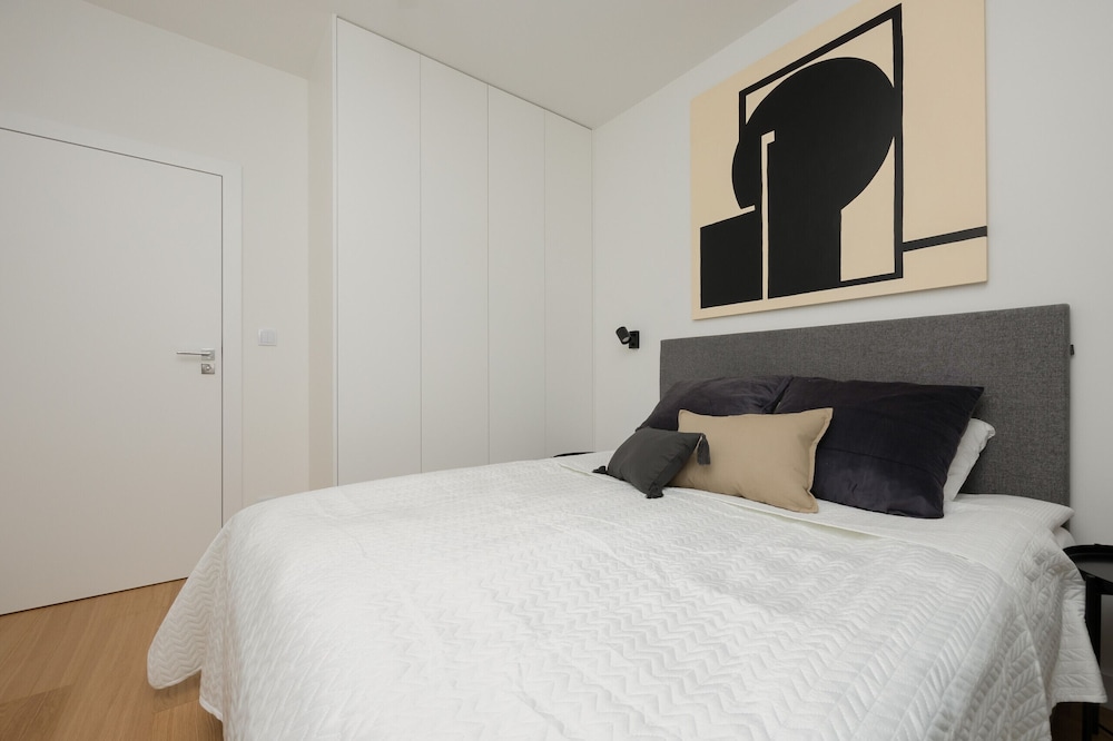 Luxurious Warsaw by Renters Prestige view 3