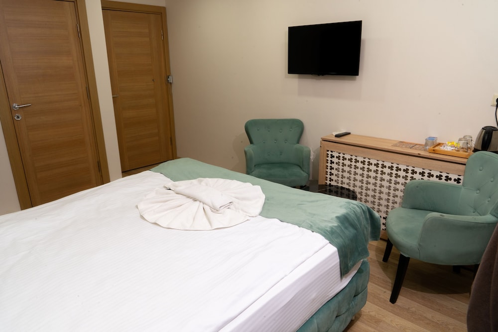 Loss Hotel - Image 29