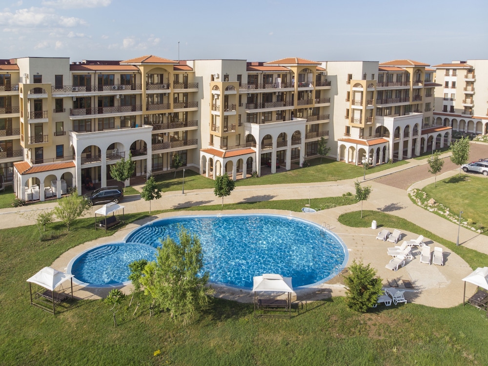 Lighthouse Luxe Estate Apart & Villas