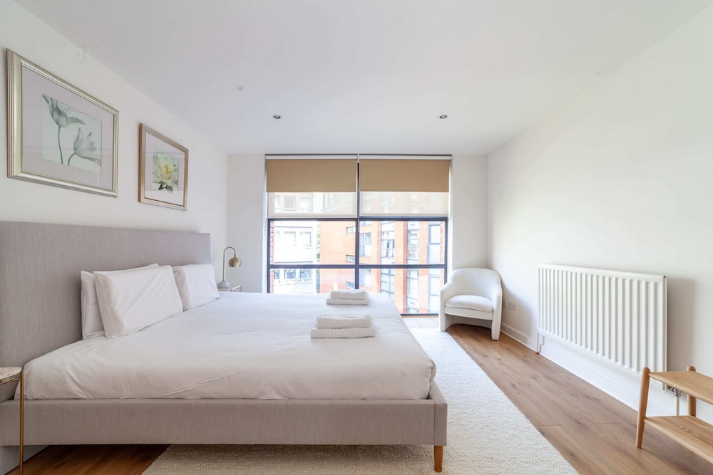 A Stylish Newly Refurbished Flat With City Access