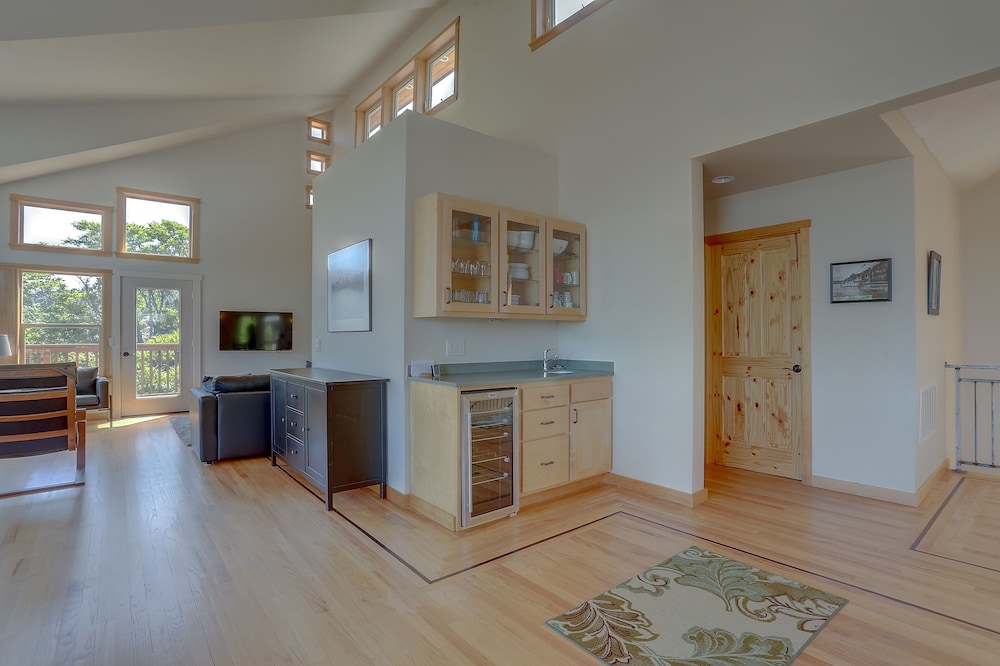 Hutson's Bridgeview **30 Day Minimum** 4 Bedroom Home by RedAwning