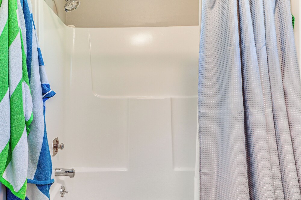 7 Mi to Beach: Cozy Home w/ Yard in Englewood!