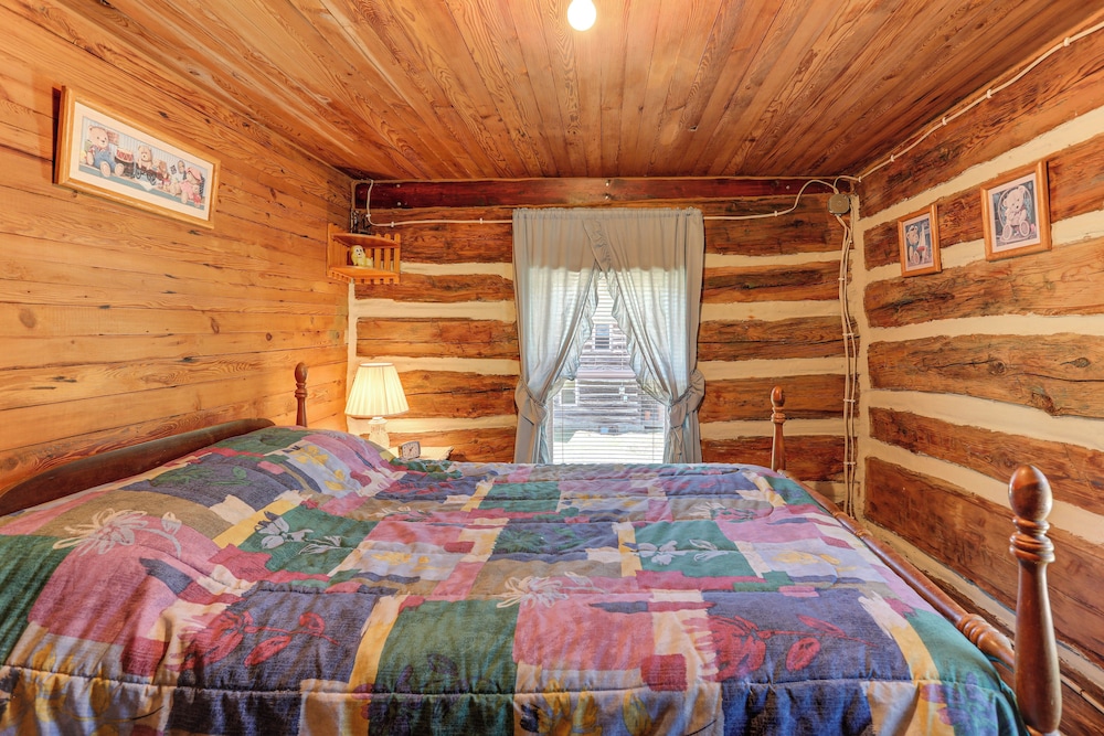 5 Mi to State Parks: Penfield Cabin w/ Fire Pit!