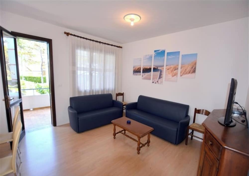 Wide row House With Private Fenced Garden for 9 Guests in Lignano Pineta