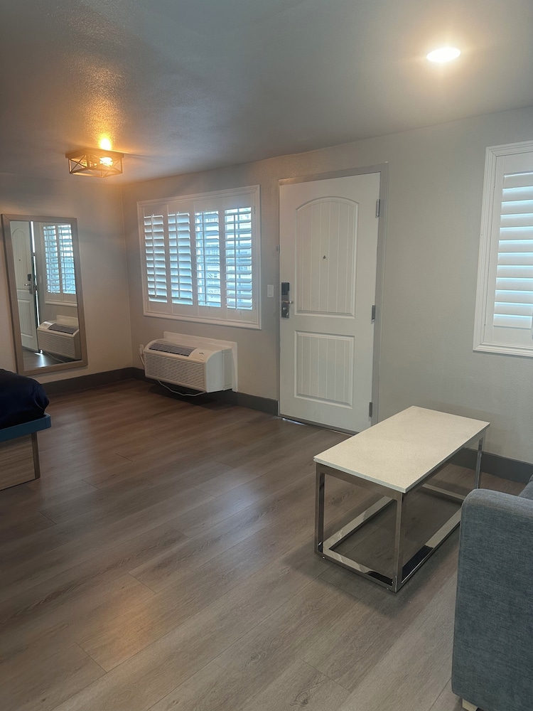 Super 8 by Wyndham Oceanside Downtown