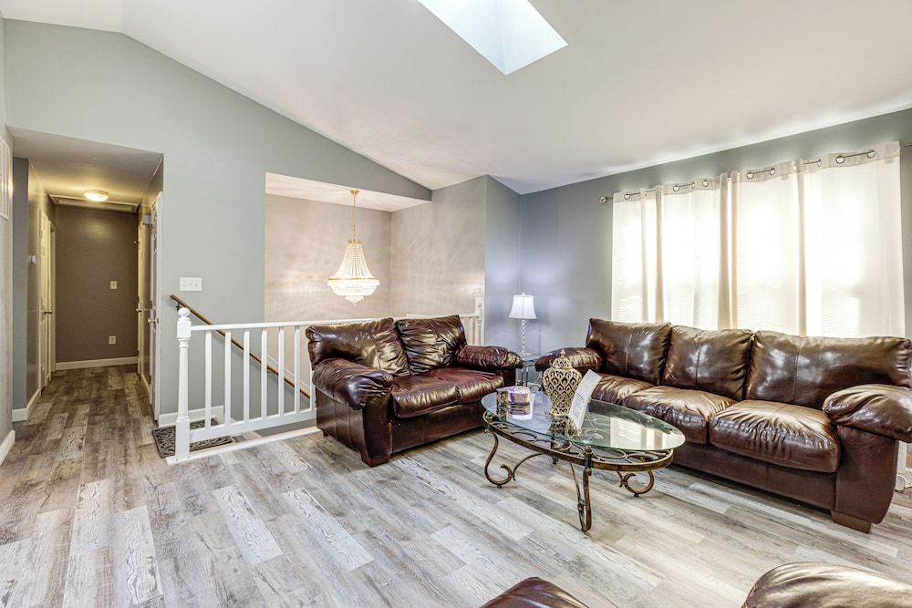 Walk to Beach: Elegant Escape in Lusby!
