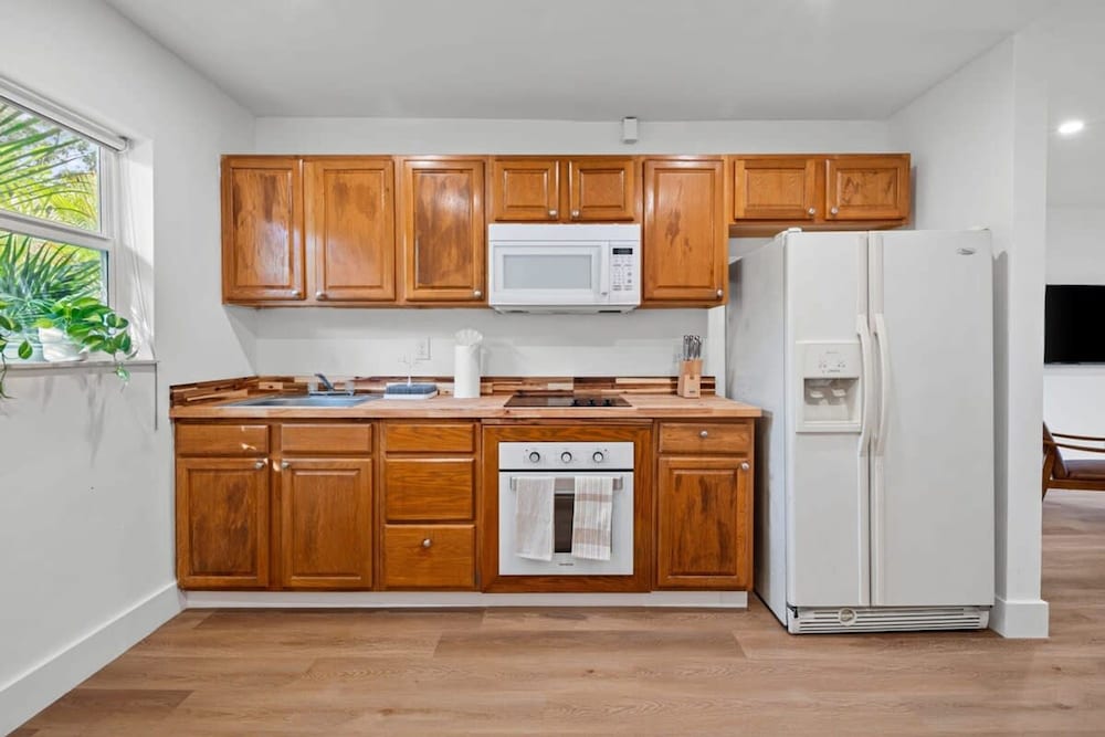 Spacious 2 BR Sailboat Bend