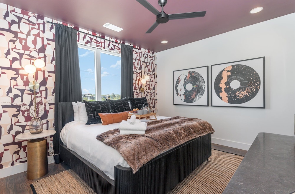 Groovy -rooftop Patio w/ Hot Tub -mins to Broadway