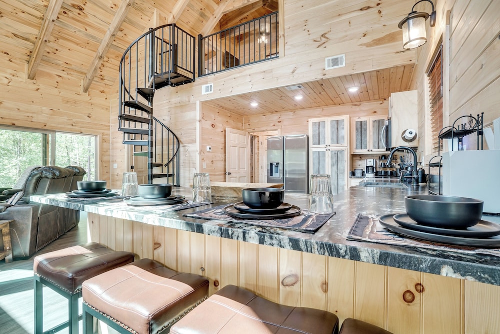 Sip, Hike & Explore: Sleek Retreat in Cleveland!