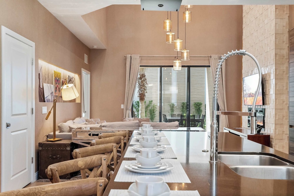 Chic Disney Villa Stunning Patio, Resort Amenities & Minutes From Parks