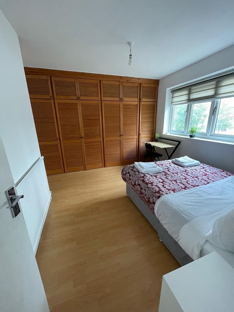 3-bed House - Garden & 30 Mins to Central London