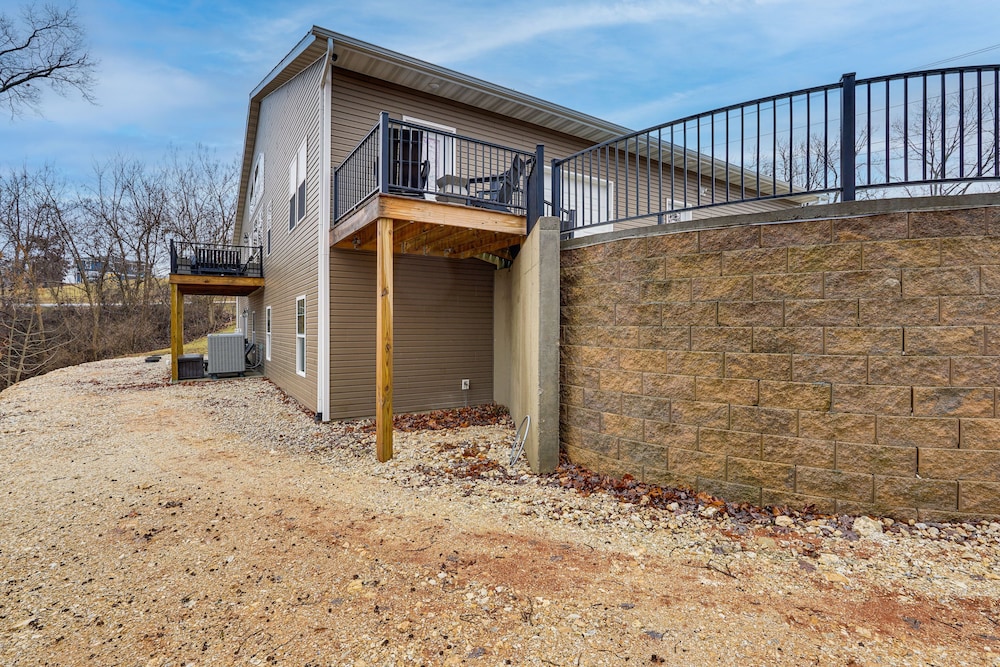Lake Ozark Apartment w/ Balcony < 1 Mi to Water!