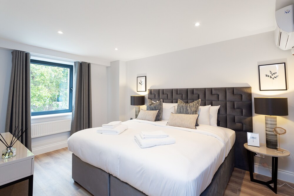 The Carlyle - Elegant Serviced Apartments