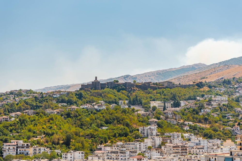 Hillside Apartment Gjirokast r 2