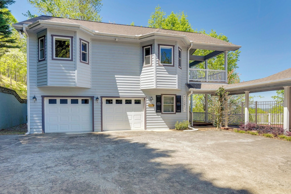 Lake-view Condo With Covered Deck in Hiawassee! view 4