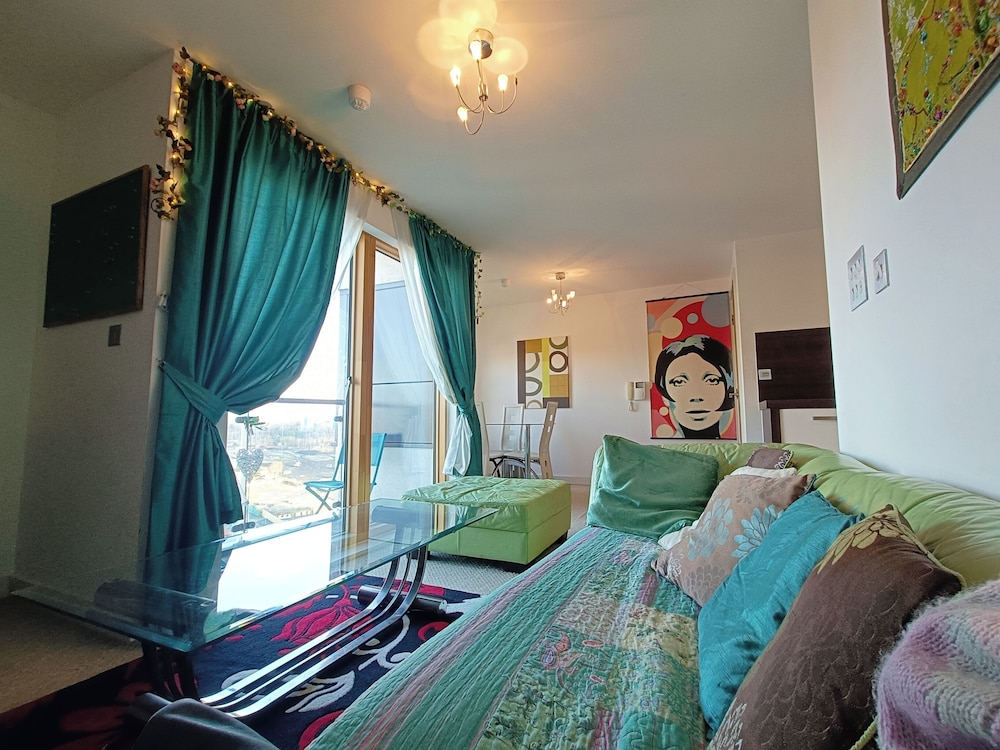 1 Bed Flat - Sleeps 5 - Pets - Garden - Parking