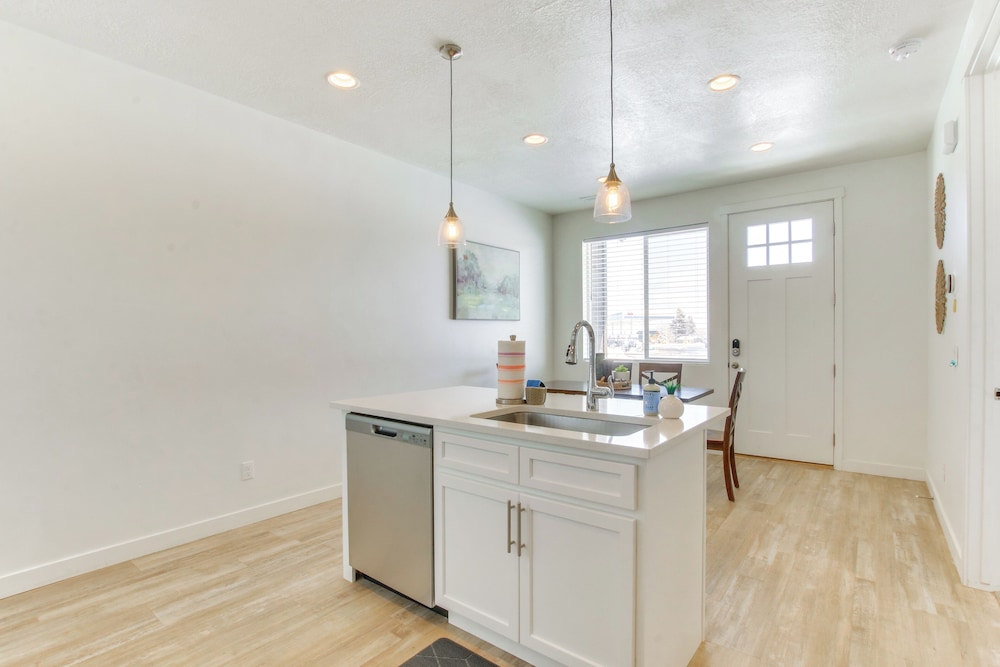 Walk to Marina & Lake: Spacious Garden City Gem!
