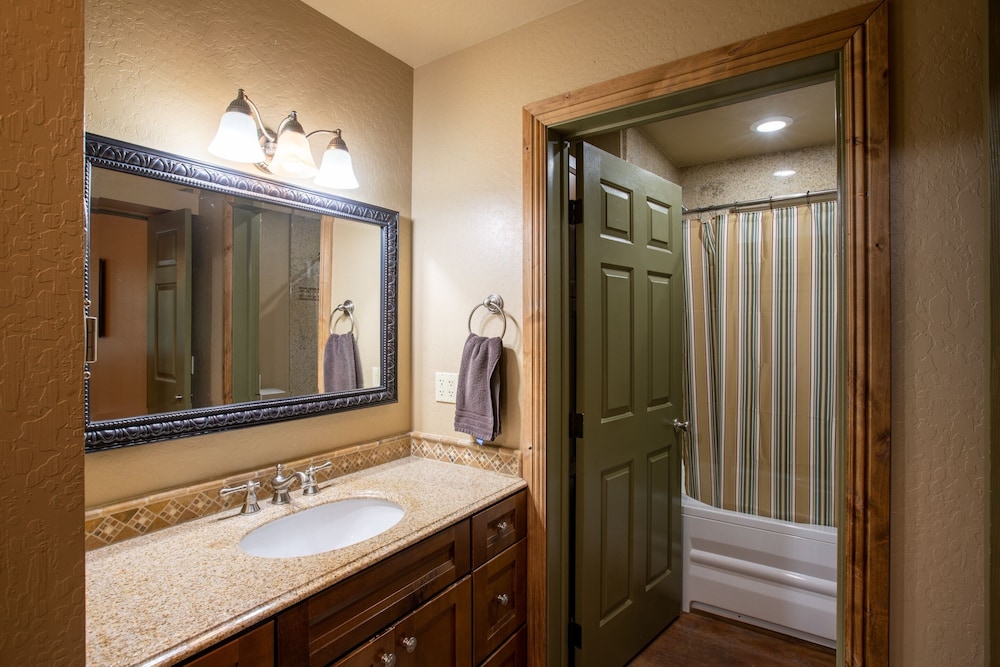 Mountain Retreat with Hot Tub Pool Table - Just over 1 hour to Squaw Valley Resort! by RedAwning - Property Image 10