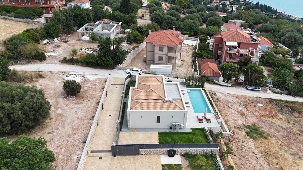 Luxurious Villa Retreat in Lourdata