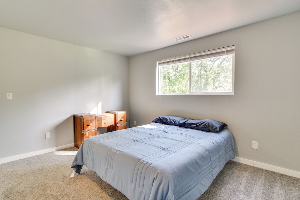Walk to Dtwn Milwaukie: Family Gem w/ Creek Access