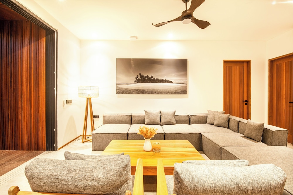 Seaside Escape: 4BR Villa, 190m to Canggu Beach