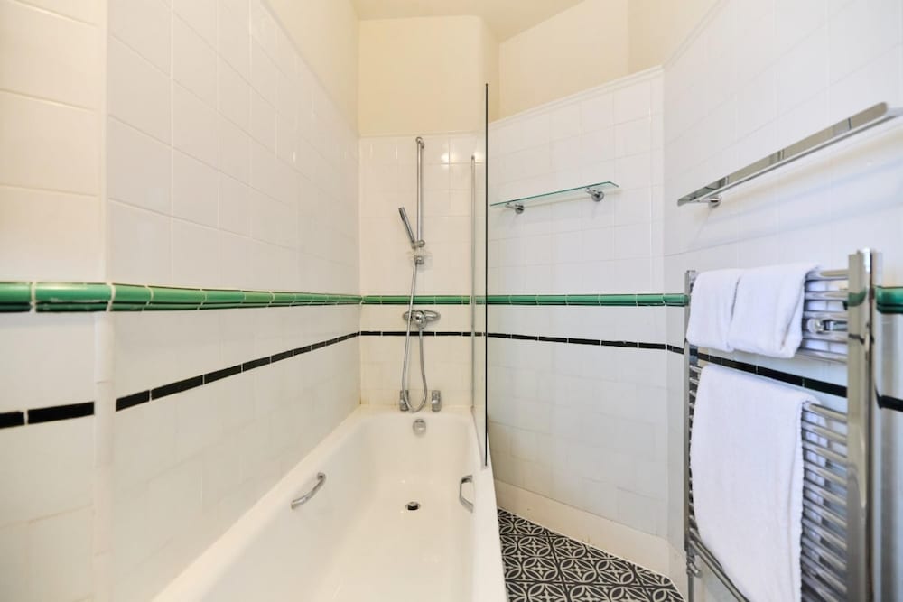 The Cranley Gardens Escape - Spacious 2bdr Flat