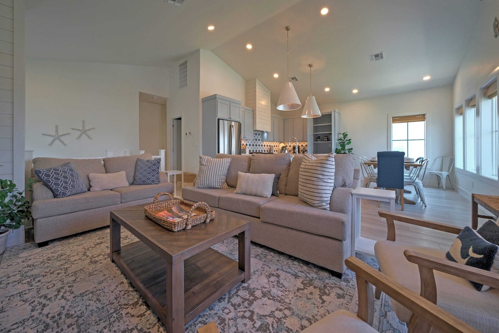 Luxury 4bdr Beach Retreat w/ Private Pool Walk to Dining + Shops Shore Thang
