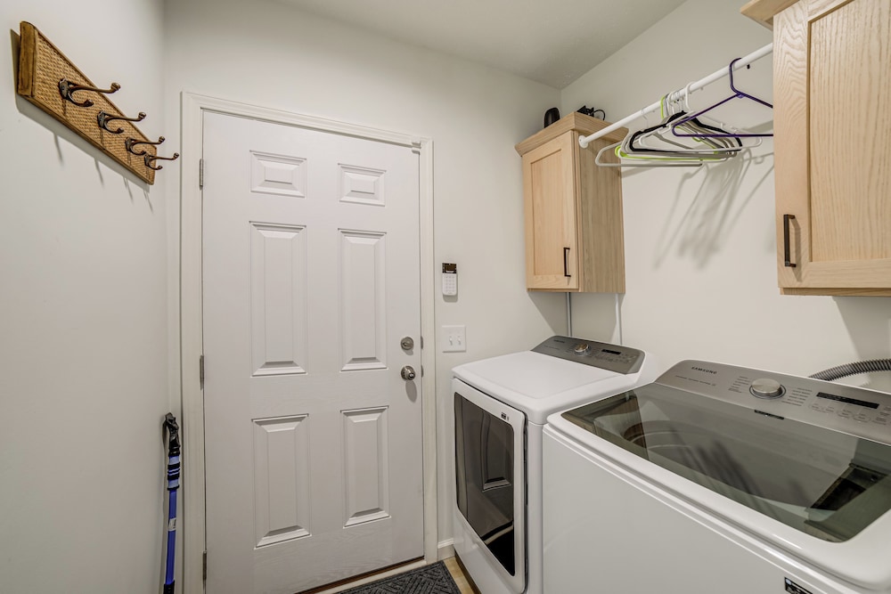 Lake Access, Pools & More: Family Home in Stanwood