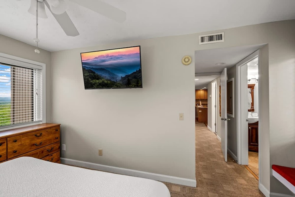 Full Kitchen Hot Tub Indoor Pool Sleeps 6