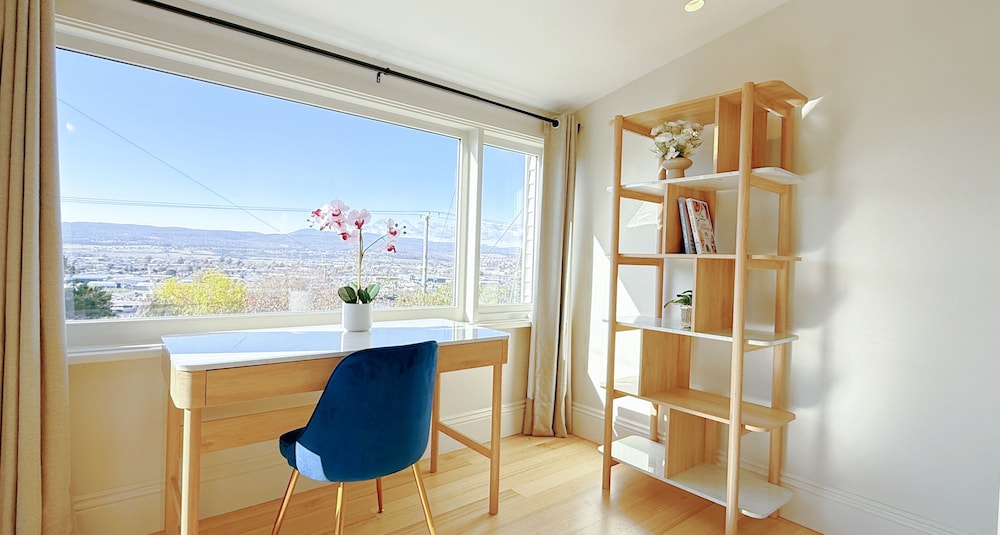 StayAU 2BR Home w/ Stunning Views in Tasmania